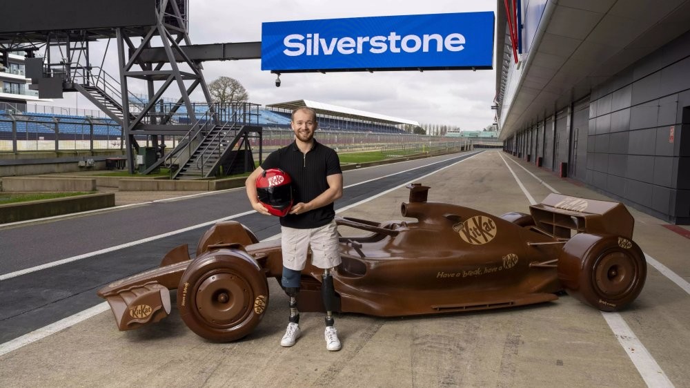 KitKat сделала болид Формулы-1 из шоколада в натуральную величину