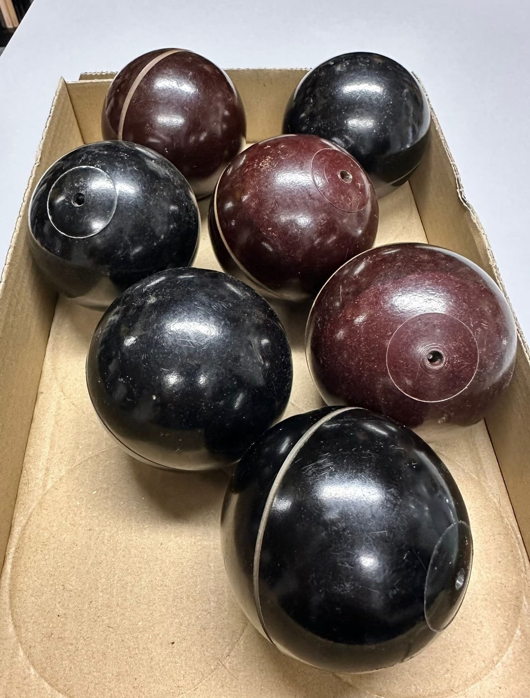 1. Чёрные и коричневые сферы с отверстиями, обнаружены на блошином рынке