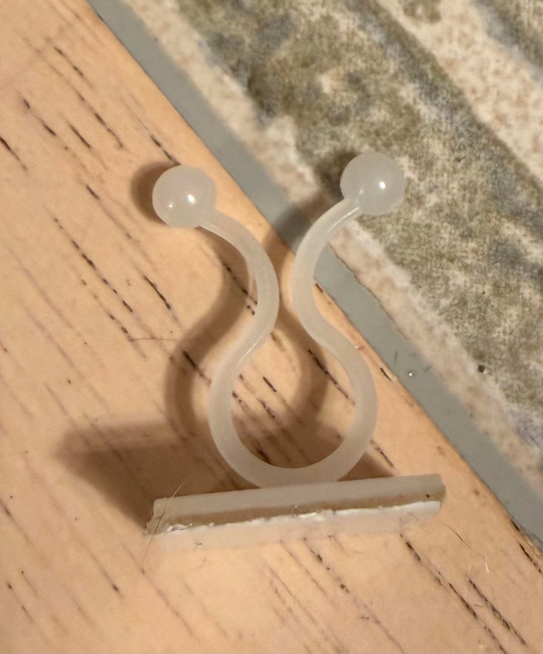 4. Маленькая пластиковая штуковина с шариками, похожа на крючок-вешалку