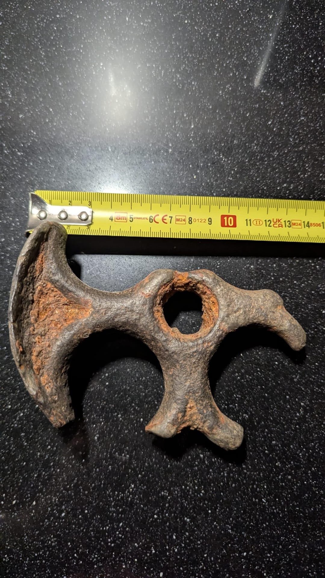 6. Ржавый металлический фрагмент, найденный в реке