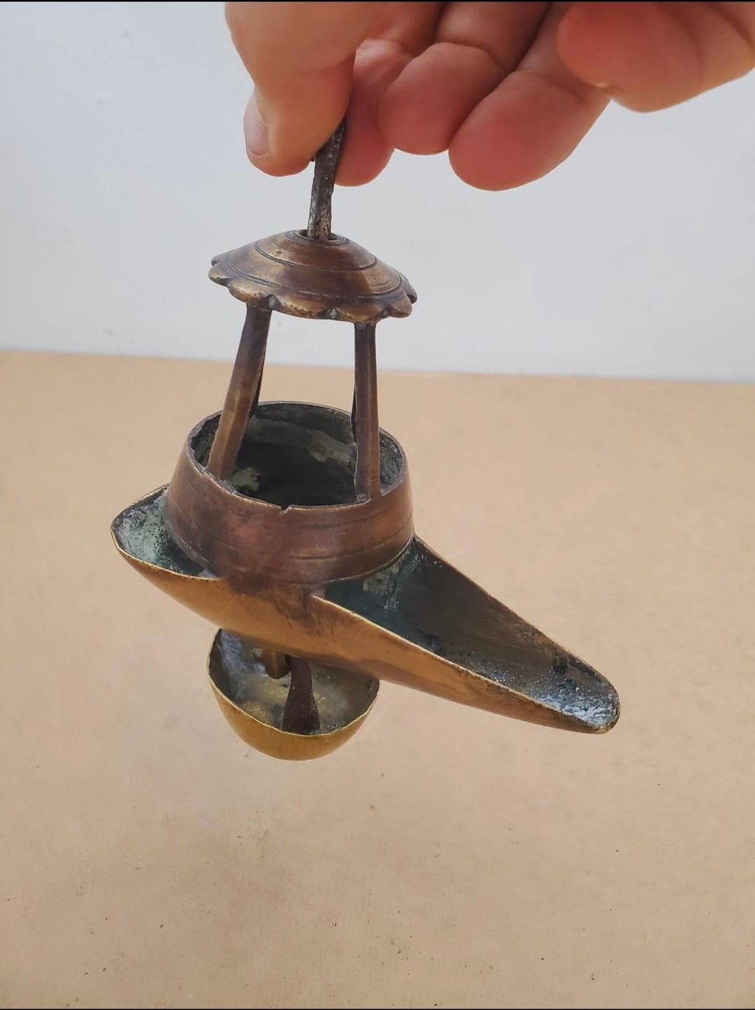 8. Латунная масляная лампа с несколькими носиками и решёткой наверху