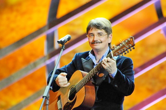 «Бог придумывает судьбы — Я придумываю песни»