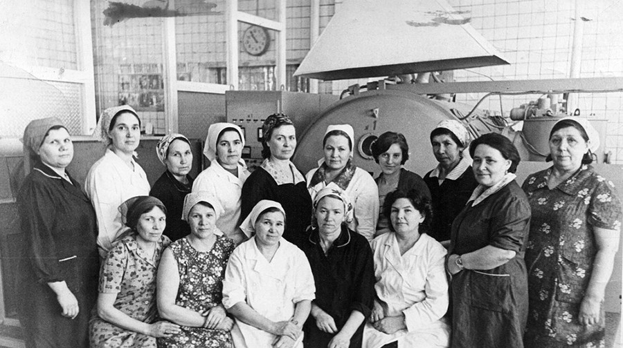 Коллектив зеркального цеха Ирбитского стекольного завода.  Архив Сергея Федосеева