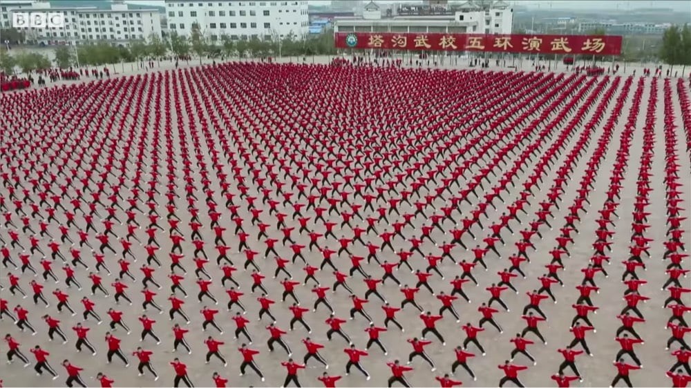 Сотни учеников кунг-фу тренируются одновременно в Китае