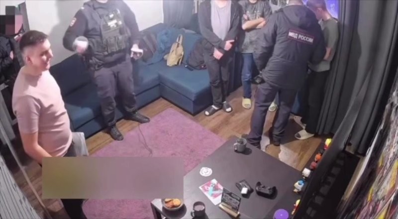 В Петербурге полицейский устроил игры в VR-очках во время задержания
