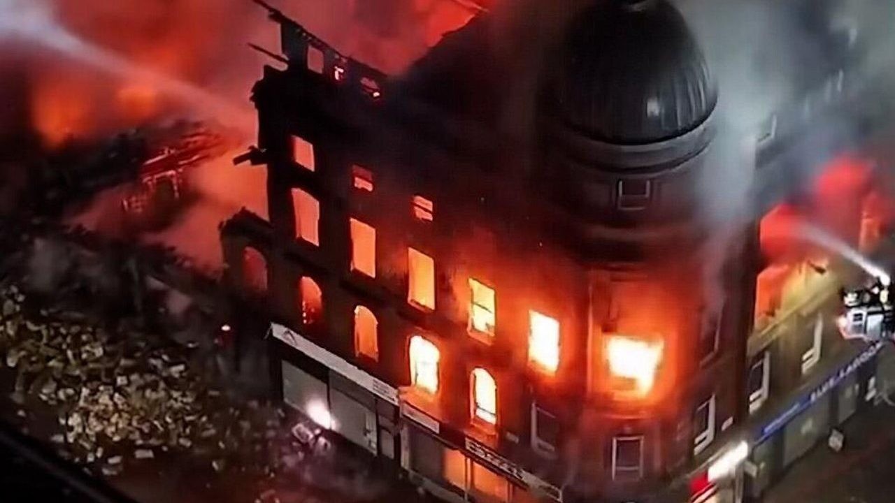 В Глазго загорелось и частично обрушилось историческое здание