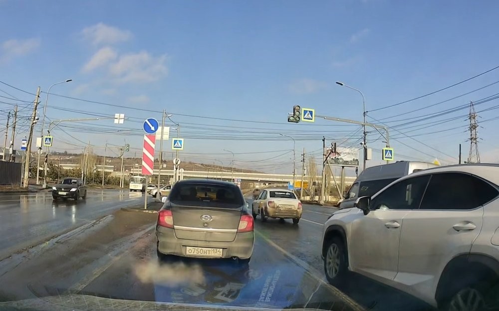 Он виноват, что она в него чуть не врезалась