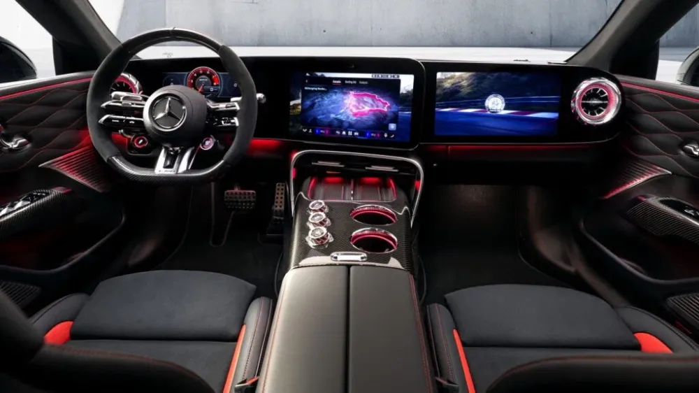 Mercedes-Benz показал интерьер нового электросуперкара AMG GT