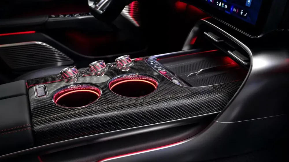 Mercedes-Benz показал интерьер нового электросуперкара AMG GT
