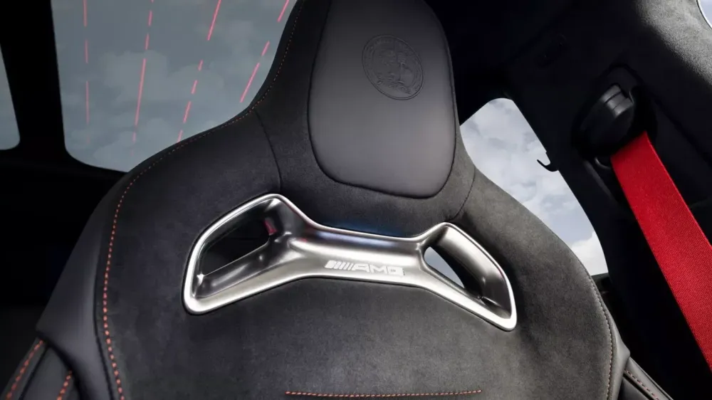 Mercedes-Benz показал интерьер нового электросуперкара AMG GT
