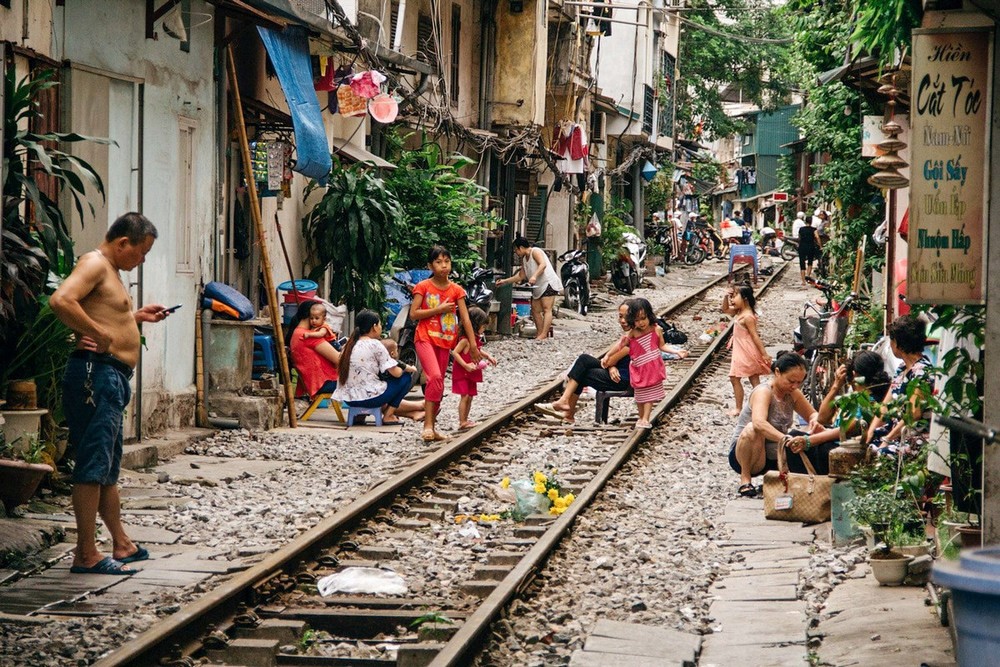 Вьетнамская улица с железной дорогой