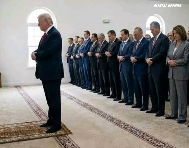 В последнее время на аккаунте Трампа в соц-сети X идут посты с такими фотографиями, где ржавый убийца иранских детей и мирных жителей якобы читает молитву со своими чиновниками. Эта старая гнида выжила из ума уже давно. Сейчас - финал его слабоумия