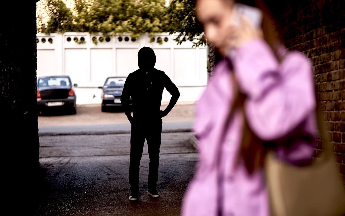 В Волгограде мужчина преследует девушку после отказа в отношениях