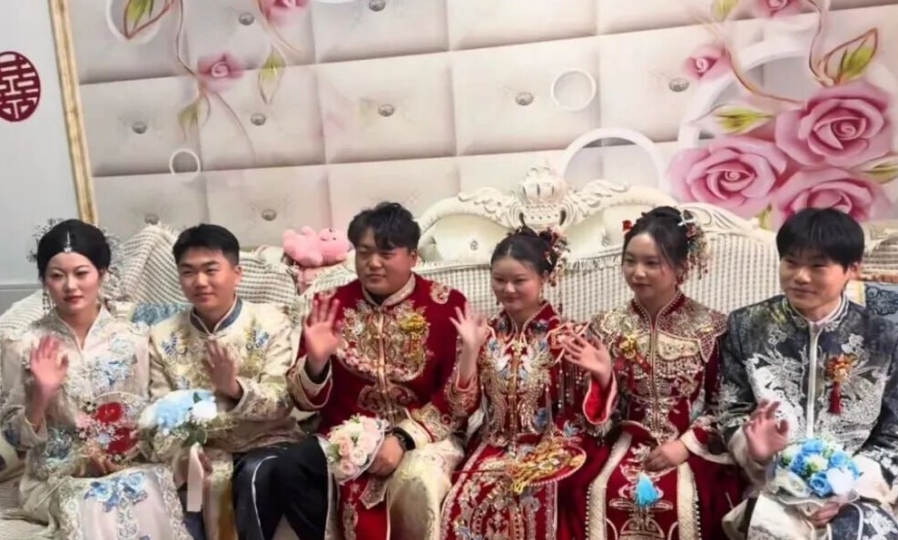 Тройняшки сыграли свадьбу в один день