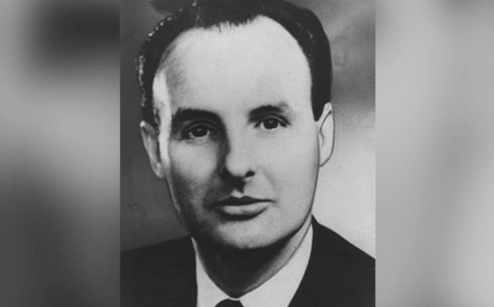 Арчибальд Холл 