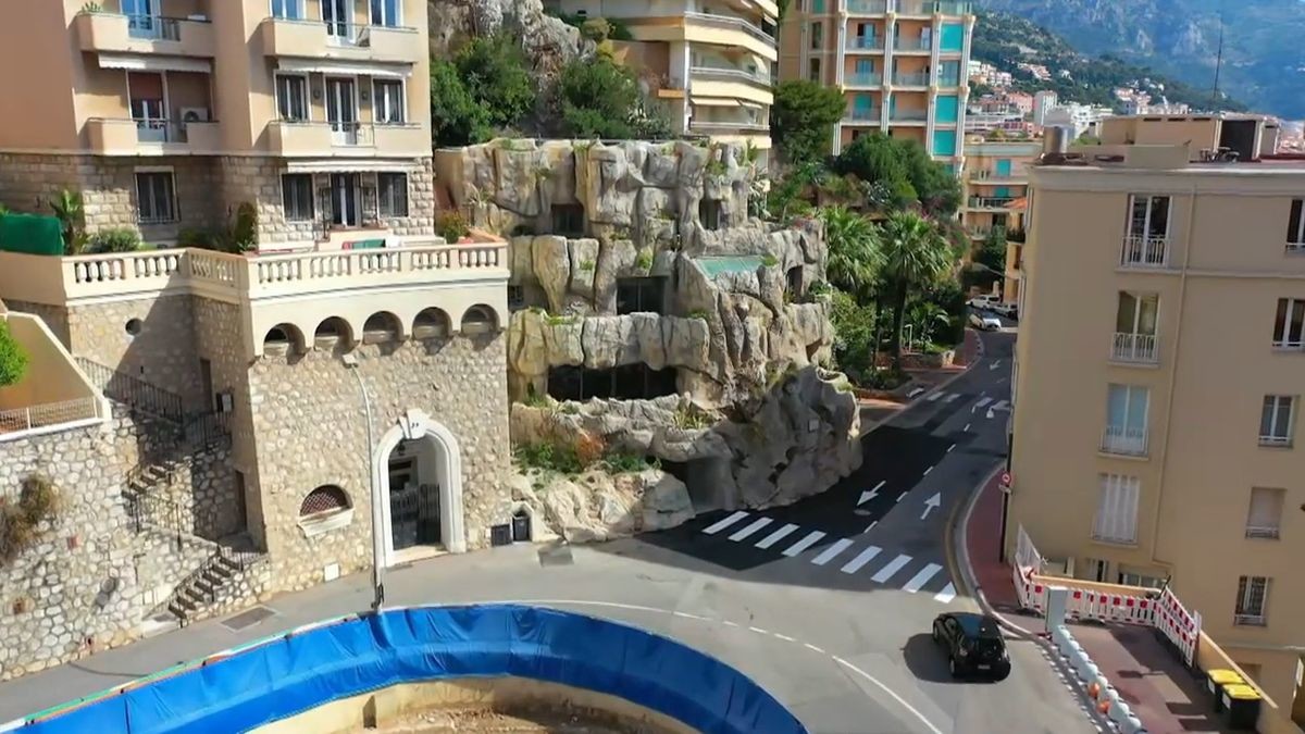 Особняк внутри настоящей скалы