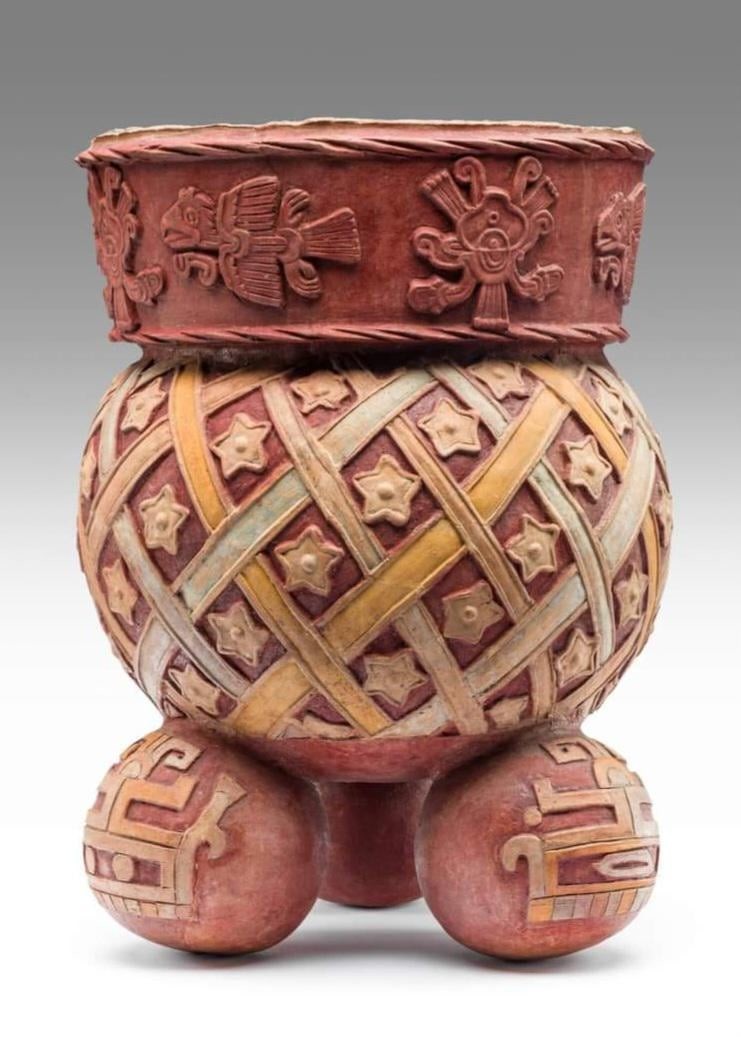 15. Керамическая жаровня с тремя сферическими подставками, найденная в Туле в Мексике. Поздний постклассический период (1250-1521 гг. н.э.), ныне хранящаяся в Национальном музее антропологии в Мехико