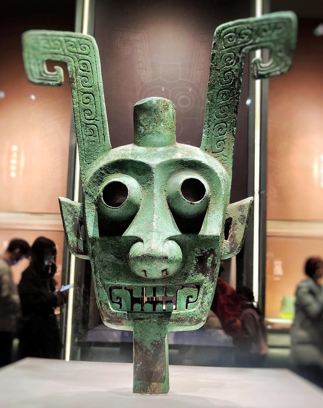 16. Двуликая бронзовая голова божества. Единственный известный пример из династии Шан