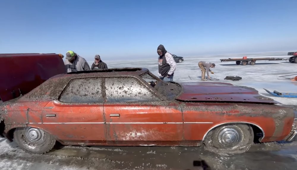 Со дна замёрзшего озера подняли старый Ford, пролежавший там почти полвека