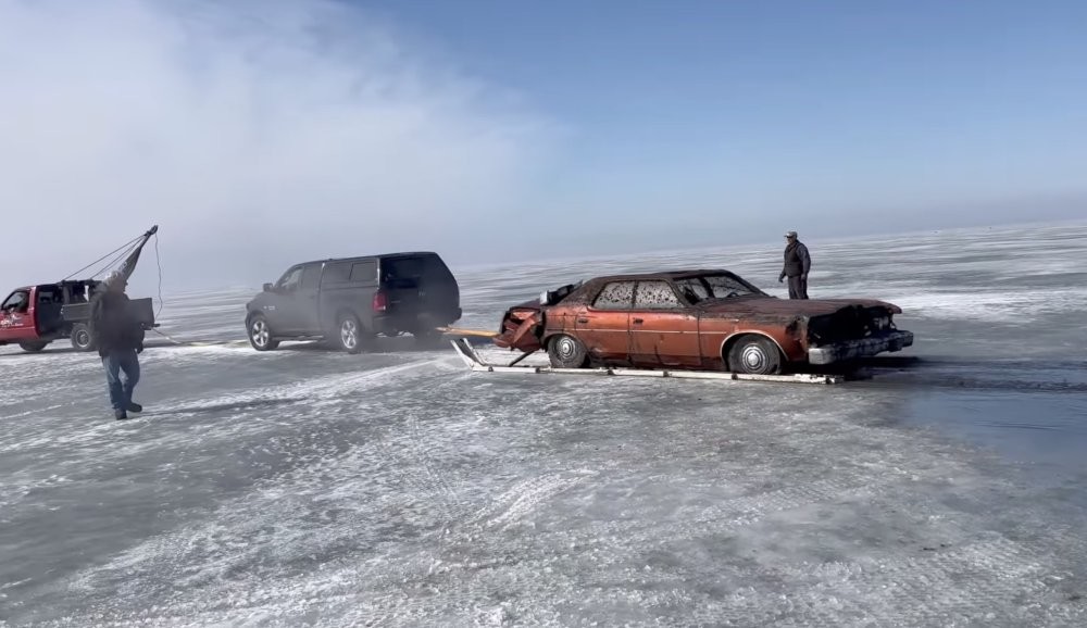 Со дна замёрзшего озера подняли старый Ford, пролежавший там почти полвека