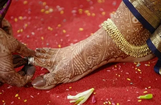 Почему индианки носят обручальное кольцо на ноге