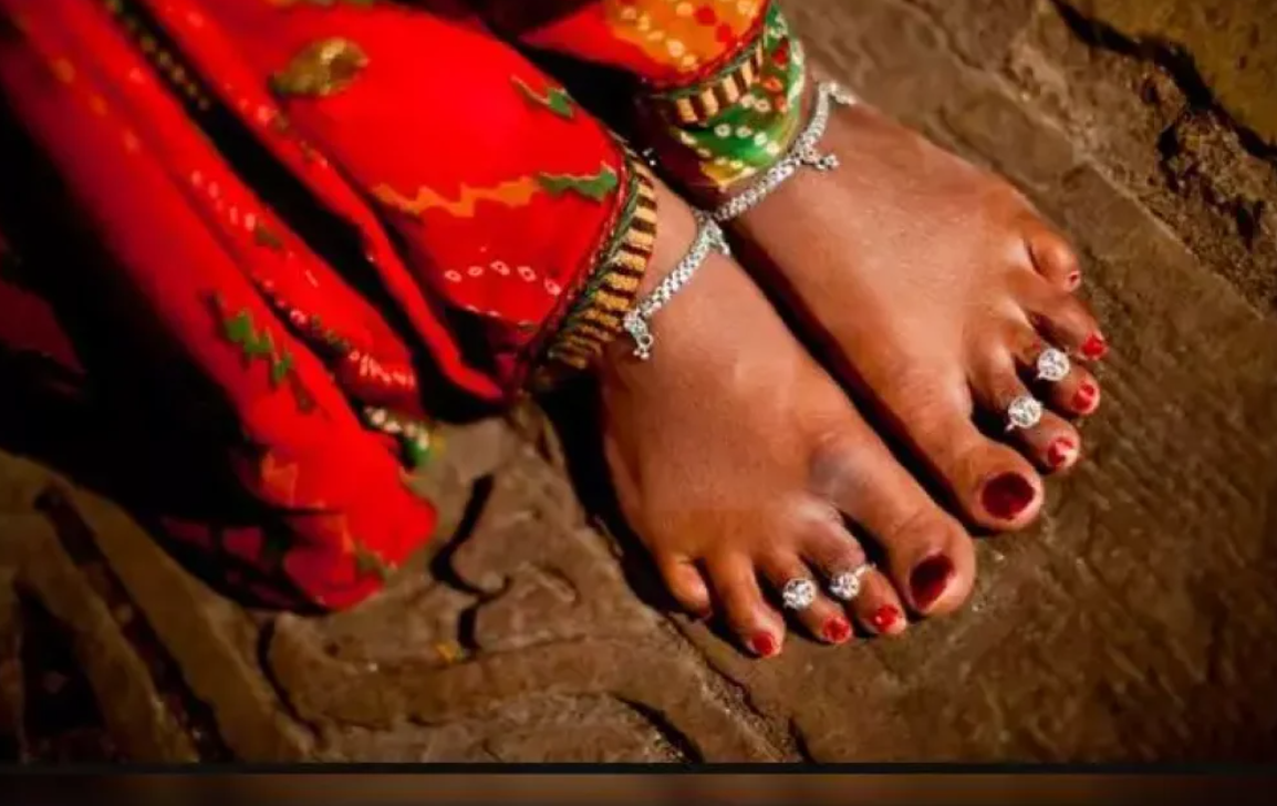 Почему индианки носят обручальное кольцо на ноге