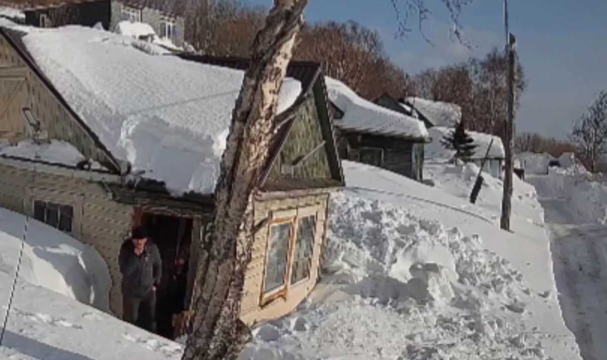 Мужчину едва не накрыло снежной массой, рухнувшей с крыши