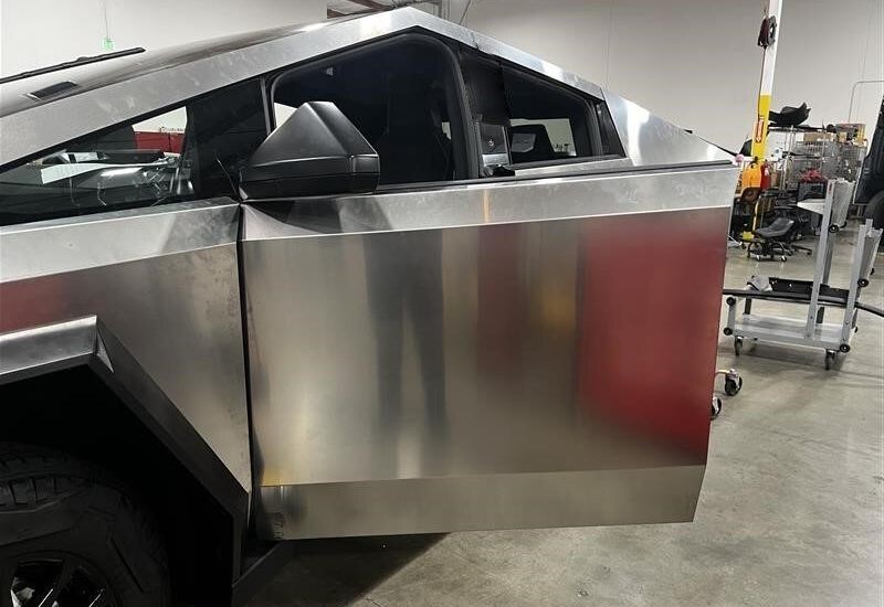 Владелица Cybertruck после аварии подала в суд на Tesla и назвала Маска «безответственным торгашом»