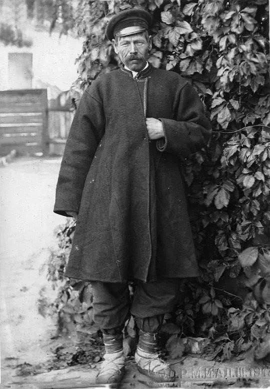 Житель Винницы. Начало ХХ века. Снимок Константина Широцкого. У свидомых есть ещё желание потрещать языком про "лаптеногих"?
