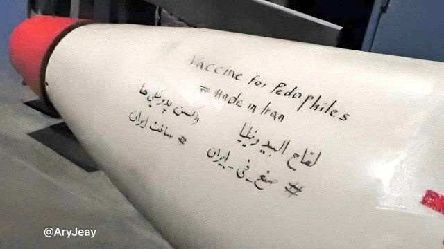"Вакцина для педофилов - сделано в Иране". Написали ракетчики АКС КСИР на баллистической ракет перед ее запуском по американской военной базе