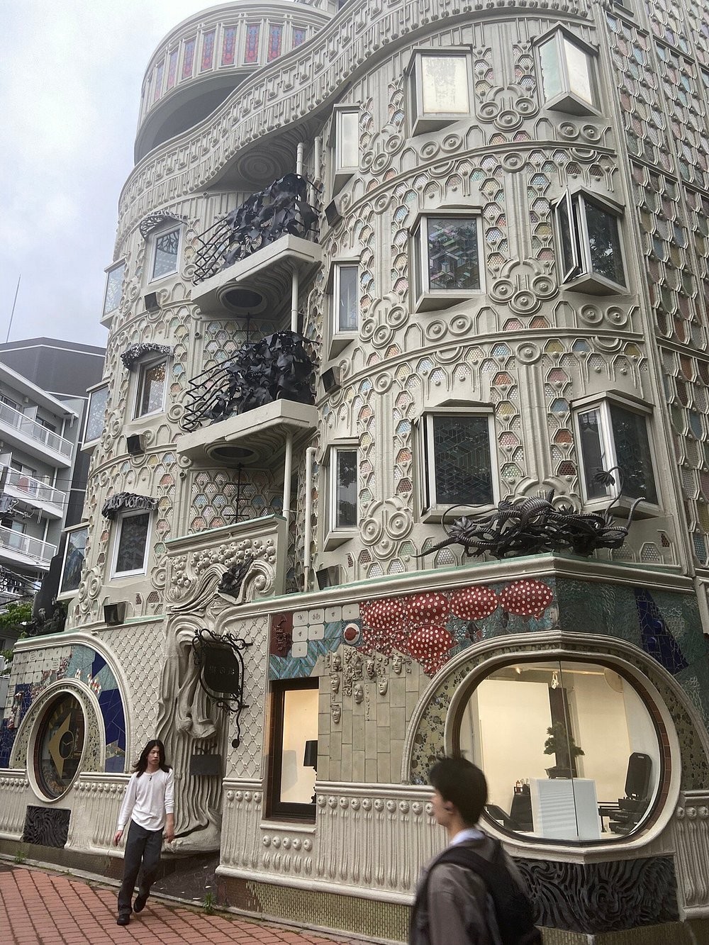 Васеда Эльдорадо: дом с дышащими фасадами и подмигивающими стенами