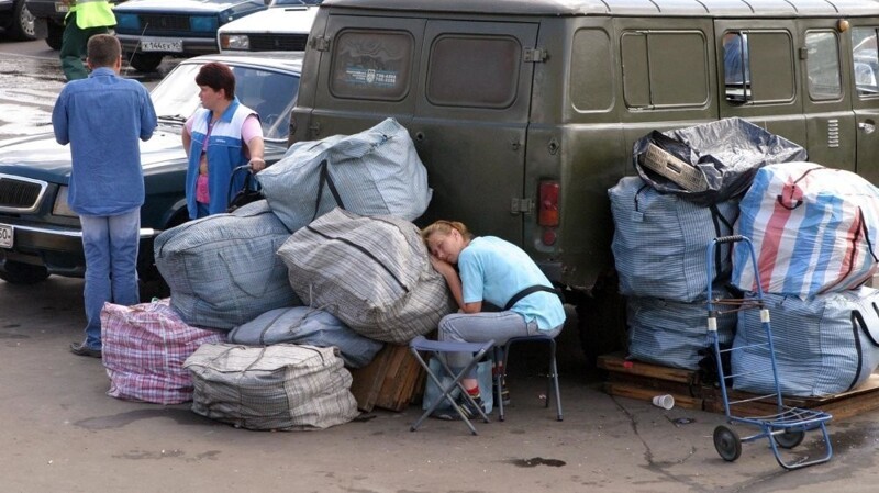 Челноки с багажом на Комсомольской площади в Москве