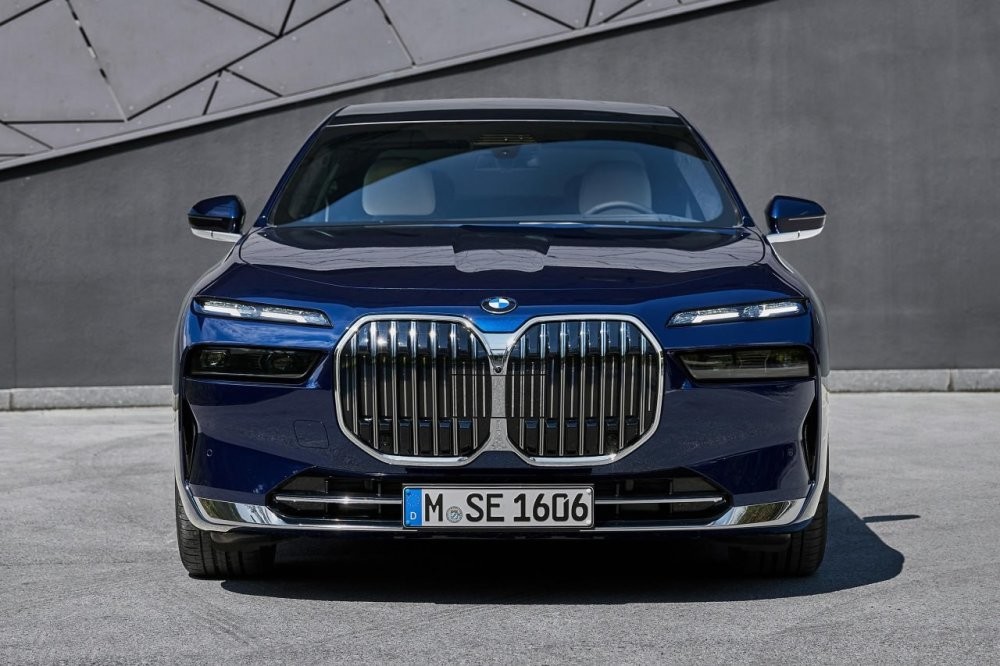 BMW показала новые ноздри 7 серии