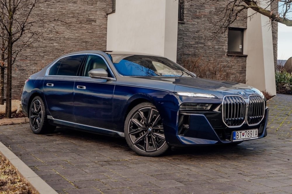 BMW показала новые ноздри 7 серии