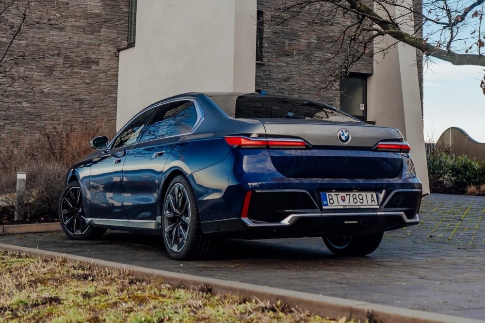 BMW показала новые ноздри 7 серии