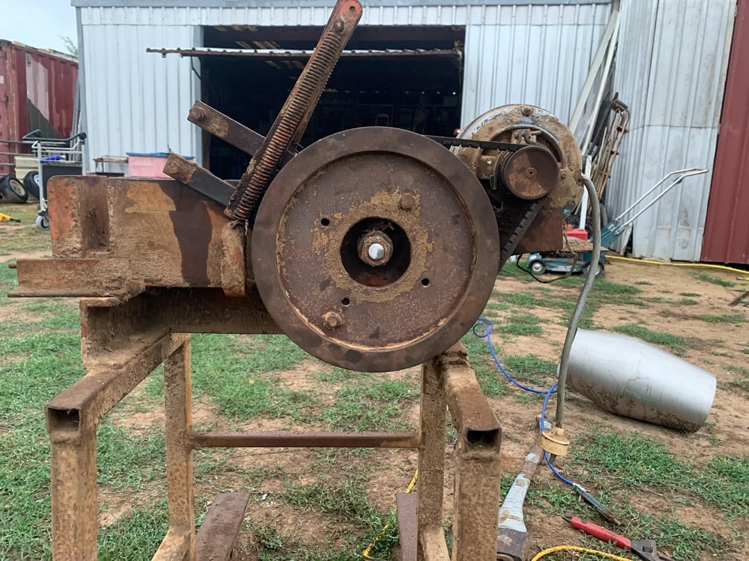 3. Металлическое устройство, возможно, самодельное