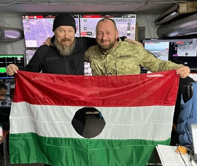 А шо там хохлы? Хутор продолжает продолжать пробивать дно. Украинский посол сфотографировался с продырявленным флагом Венгрии