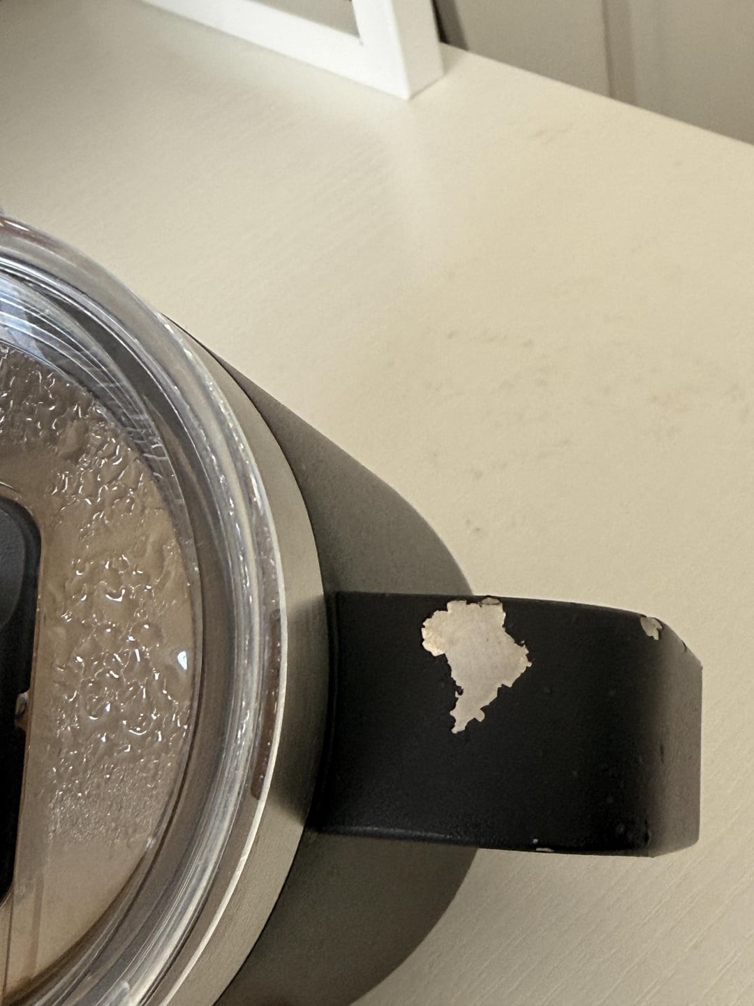 18. Отслаивающаяся краска точно повторяет Африку