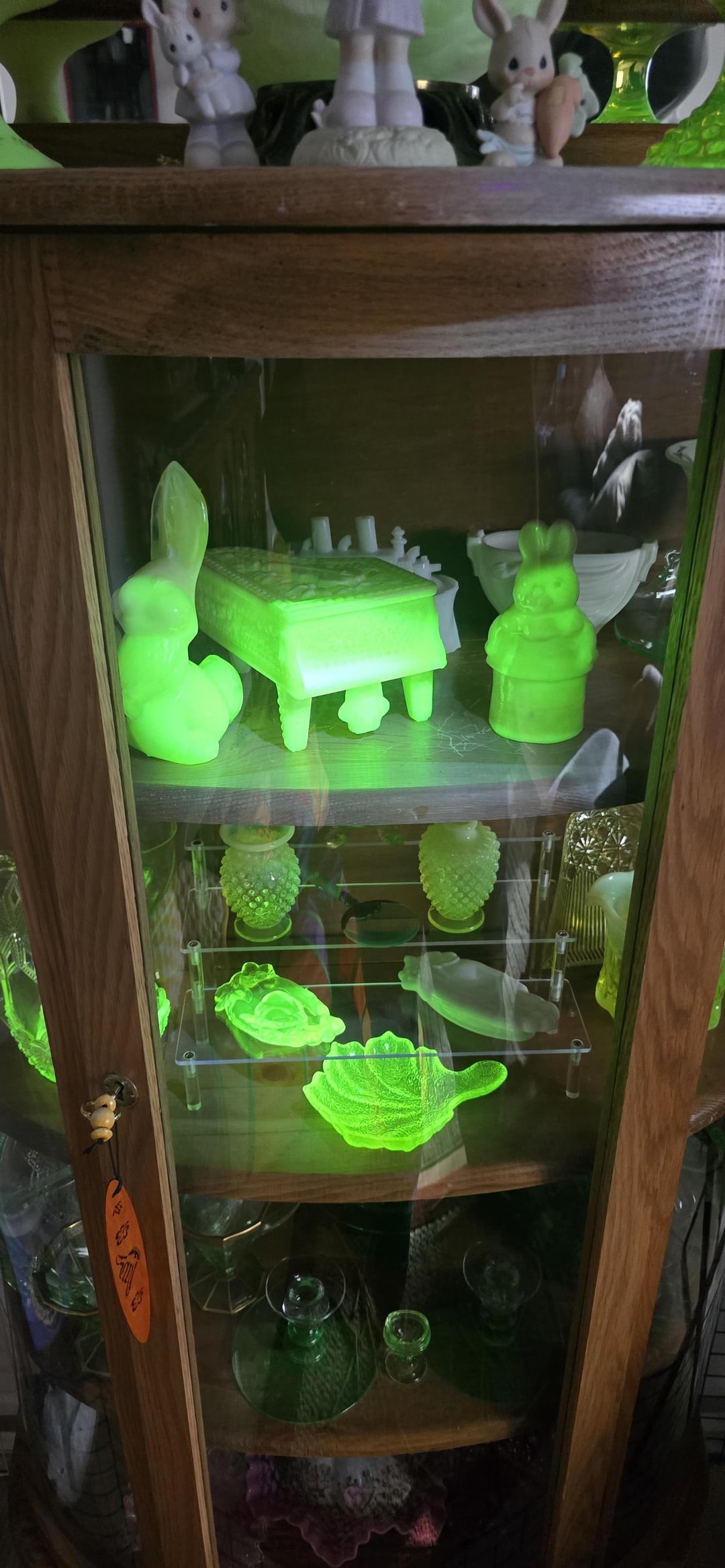 15. Коллекция изделий из уранового стекла