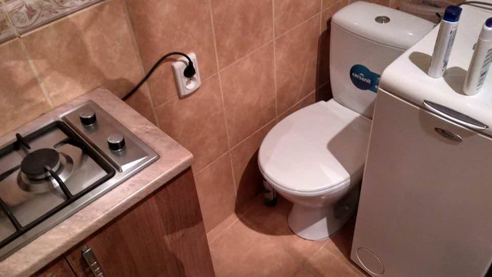 16. Унитаз на кухне — классика. А что, далеко бежать не надо, если блюдо не понравилось