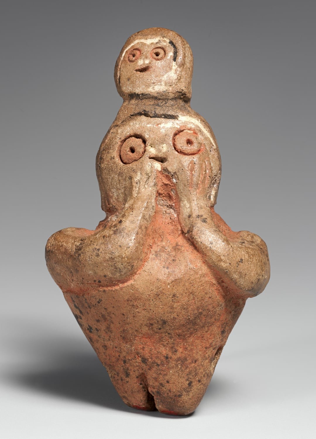 5. Керамический свисток из Перу в виде человека, держащего руки у рта, как будто он кричит или зовёт кого-то