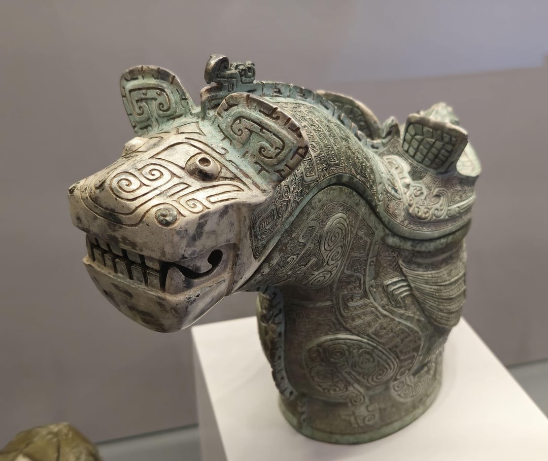 13. Ритуальный сосуд для вина с крышкой "Гонг" с декором в виде тигра и совы