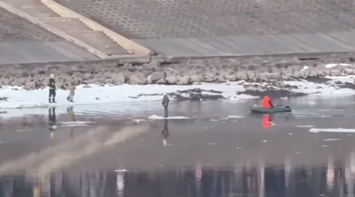 В Твери сотрудники МЧС спасли девочку с отколовшейся льдины