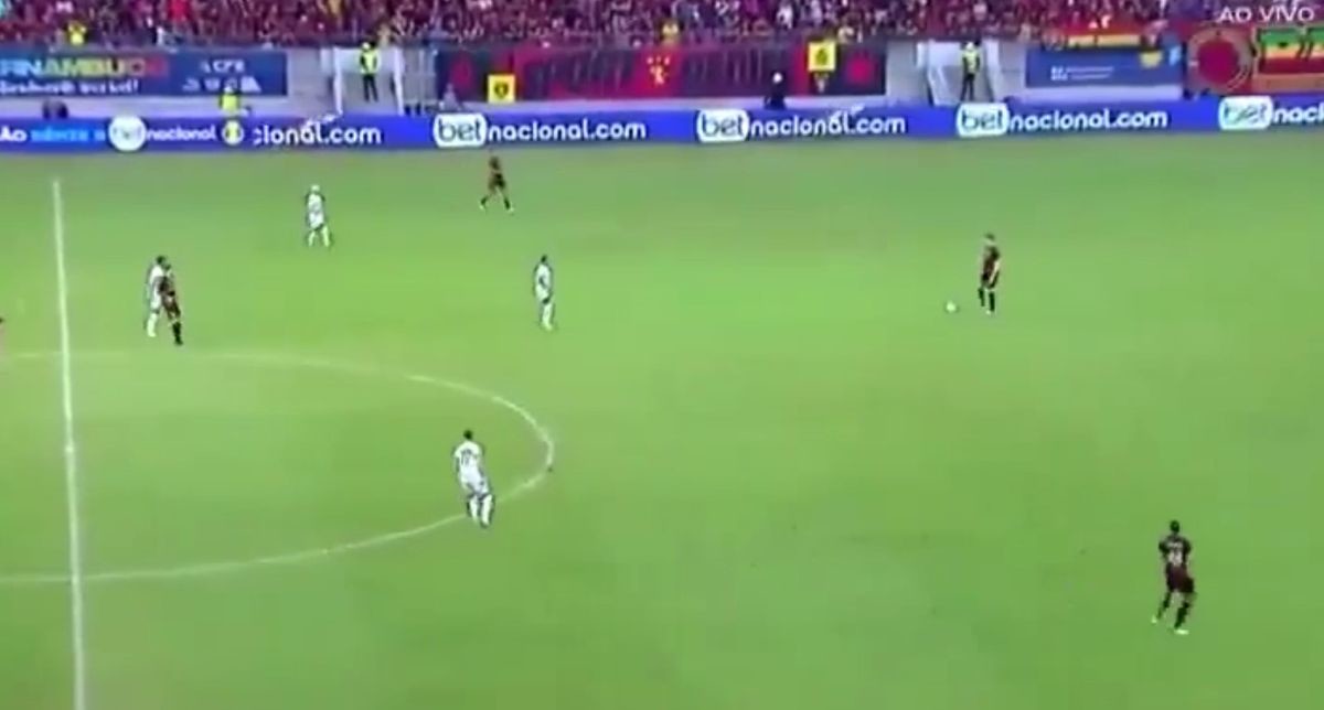 Футбольная команда повела в счете, ни разу не коснувшись мяча