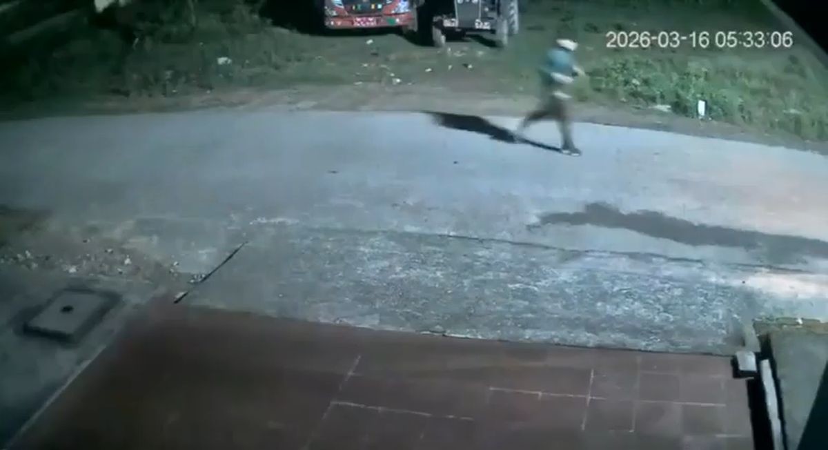 Носорог погнался за мужчиной в Непале