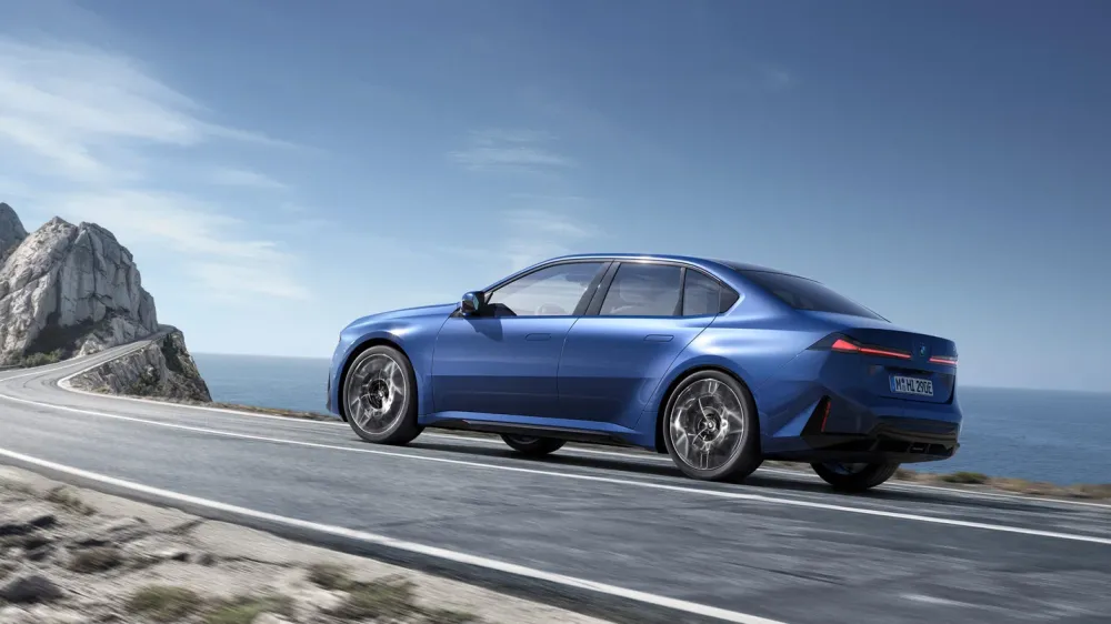 Дизайн новых BMW свернул куда-то не туда