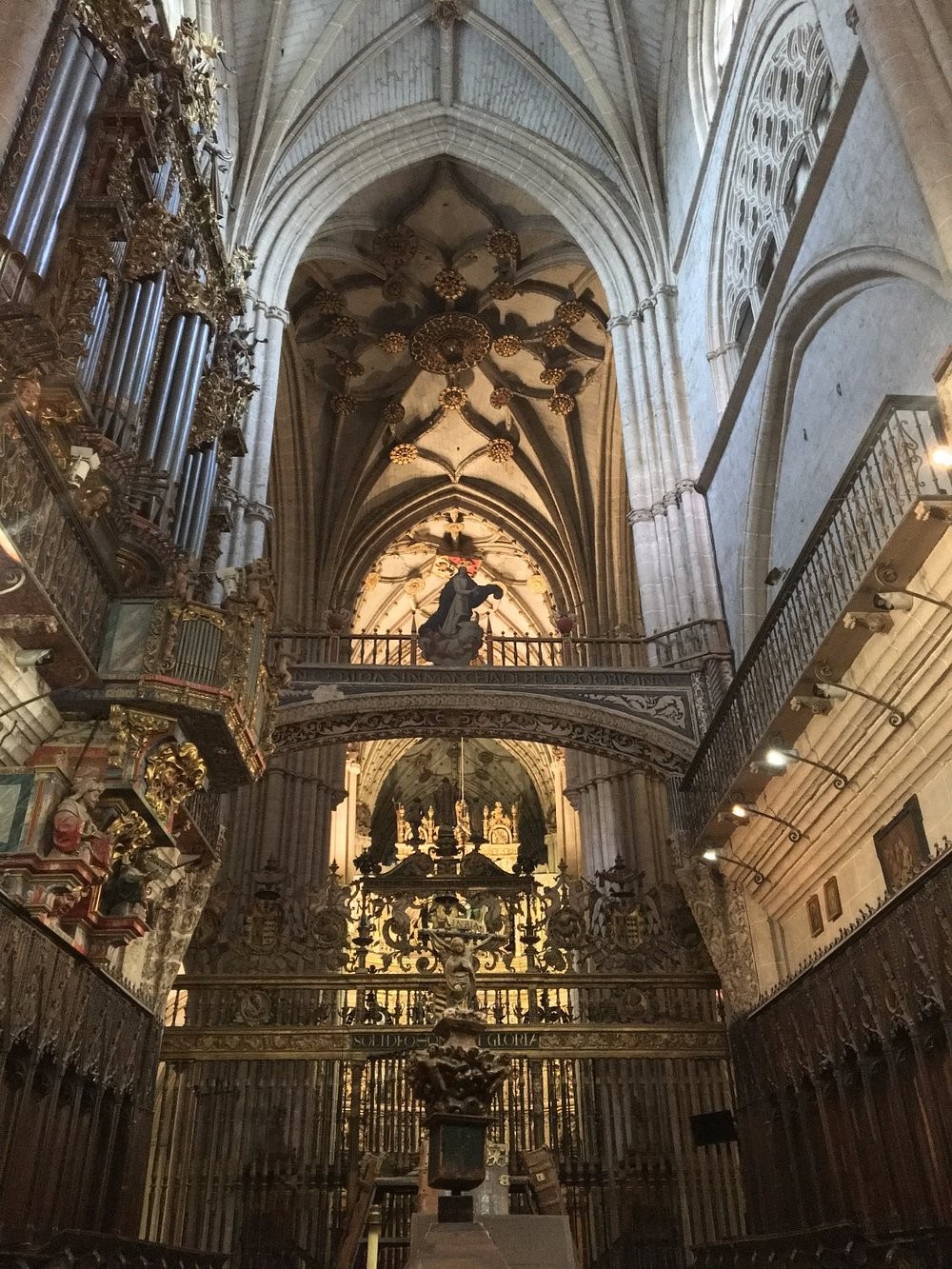 Фотограф-гаргулья: тайна каменного репортёра и пришельцы на стенах собора в Паленсии