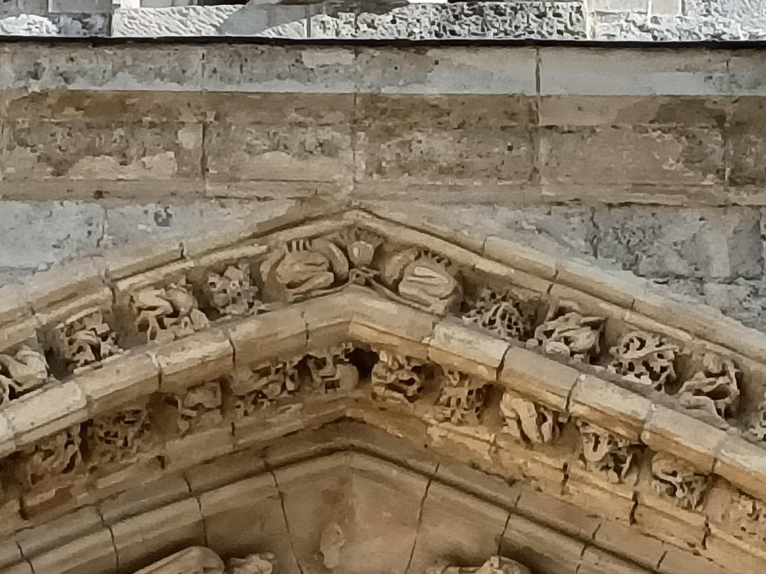 Фотограф-гаргулья: тайна каменного репортёра и пришельцы на стенах собора в Паленсии