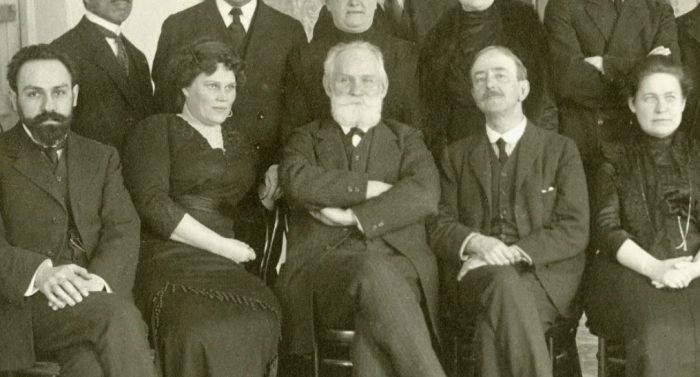 Павлов Иван (посредине), по правую руку от него Петрова Мария Капитоновна.