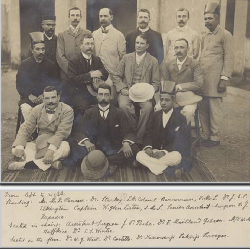 В. Хавкин (в центре) с сотрудниками Лаборатории по борьбе с чумой, 1902 год